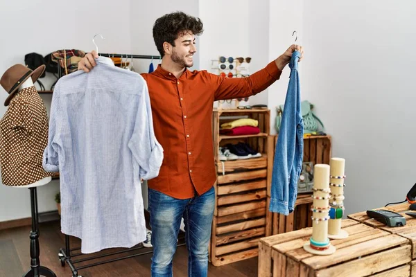Jovem Hispânico Cliente Homem Sorrindo Feliz Escolher Camisa Loja Roupas — Fotografia de Stock