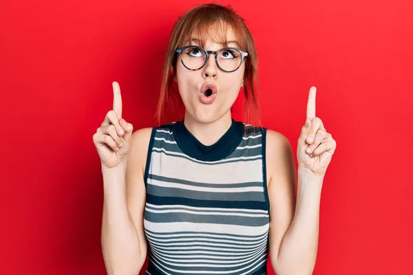 Ruiva Jovem Mulher Vestindo Roupas Casuais Óculos Espantado Surpreso Olhando — Fotografia de Stock