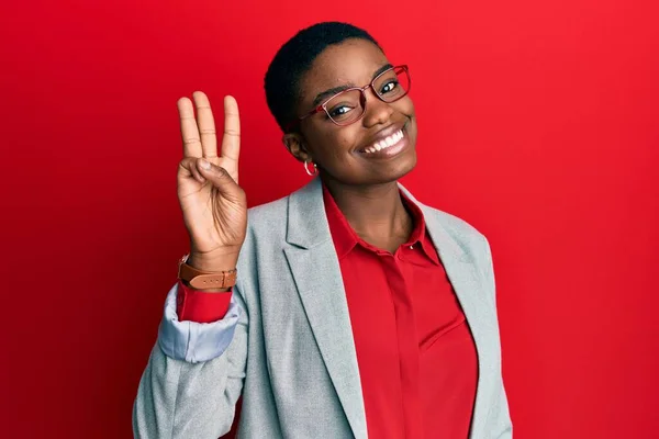 Молодая Африканская Американка Деловой Куртке Очках Показывает Показывает Пальцами Номер — стоковое фото