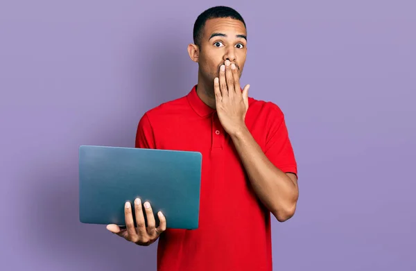 Giovane Uomo Afroamericano Che Lavora Con Computer Portatile Che Copre — Foto Stock