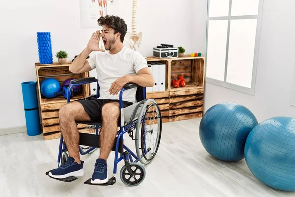 Hispanischer Mann Sitzt Rollstuhl Der Physiotherapie Klinik Und Schreit Und — Stockfoto