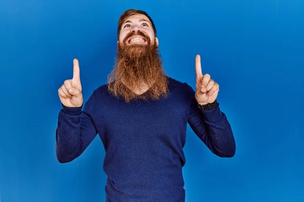Hombre Pelirrojo Con Barba Larga Usando Suéter Azul Casual Sobre —  Fotos de Stock