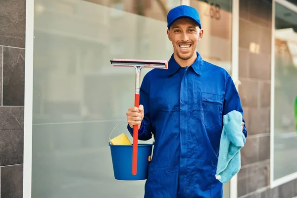 Junger Kaukasischer Glaswäscher Lächelt Glücklich Der Stadt — Stockfoto