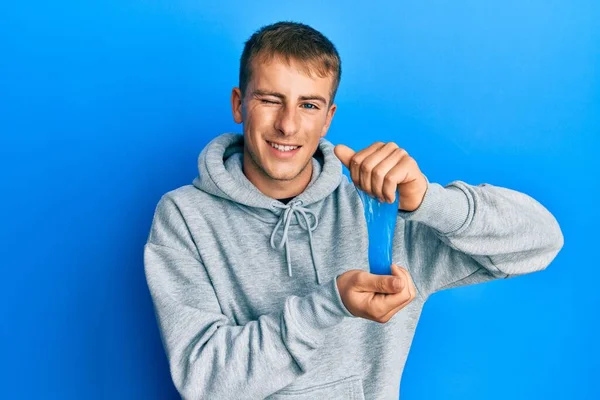 Giovane Uomo Caucasico Che Tiene Melma Ammiccante Guardando Fotocamera Con — Foto Stock