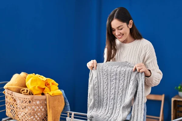 Young Woman Smiling Confident Hanging Clothes Clothesline Laundry Room — ストック写真