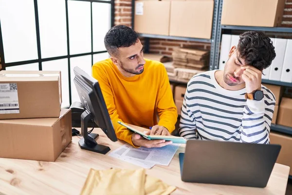 Two Man Ecommerce Business Workers Problem Working Office — Foto de Stock