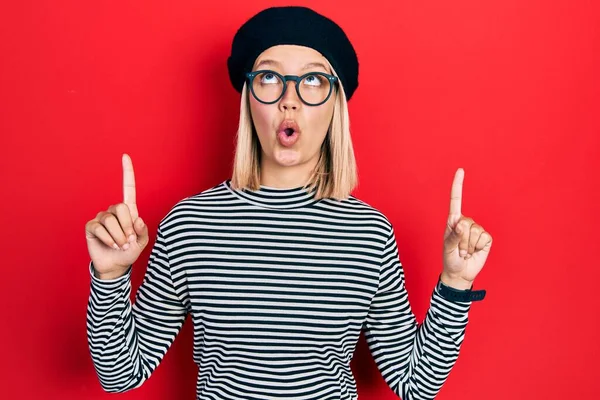 Beautiful Blonde Woman Wearing French Look Beret Glasses Amazed Surprised — Stockfoto