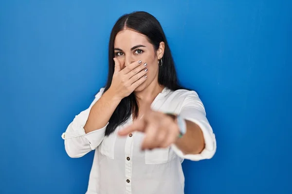 Mujer Hispana Joven Pie Sobre Fondo Azul Riéndose Señalando Con —  Fotos de Stock