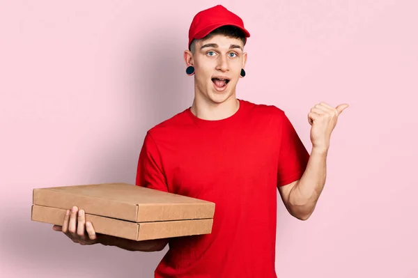 Jovem Caucasiano Com Orelhas Dilatação Segurando Entrega Caixa Pizza Apontando — Fotografia de Stock