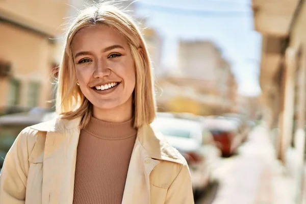Young Blonde Girl Smiling Happy Standing City — Stock Photo, Image