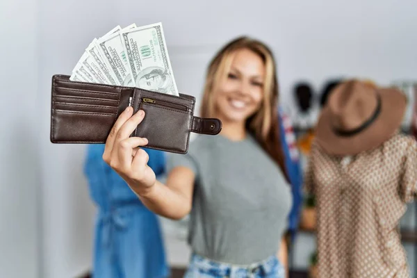여인은 행복하게 웃으면서 가게에서 달러로 지갑을 웃는다 — 스톡 사진