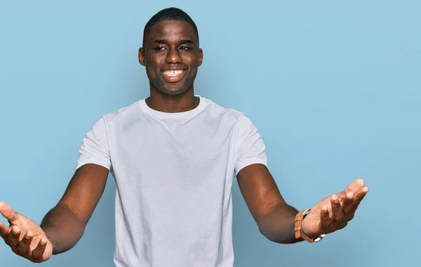 Young African American Man Wearing Casual White Shirt Smiling Cheerful — Foto Stock