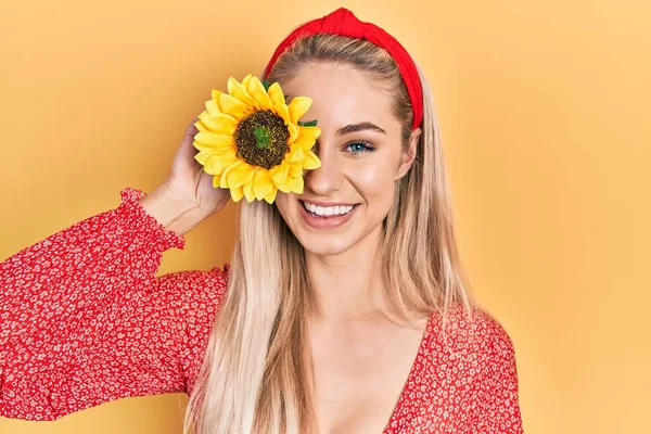 Young Beautiful Caucasian Woman Holding Yellow Sunflowers Eye Looking Positive — Φωτογραφία Αρχείου