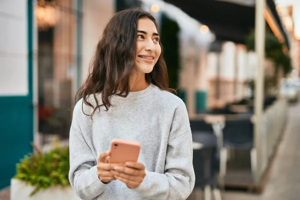 Jovem Menina Oriente Médio Sorrindo Feliz Usando Smartphone Cidade — Fotografia de Stock