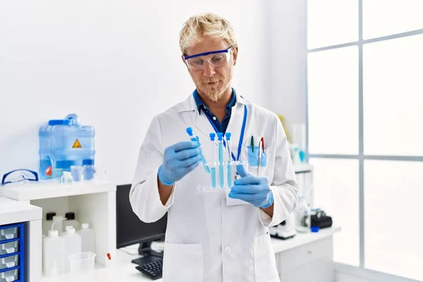 Jovem Caucasiano Vestindo Cientista Uniforme Segurando Tubo Ensaio Laboratório — Fotografia de Stock