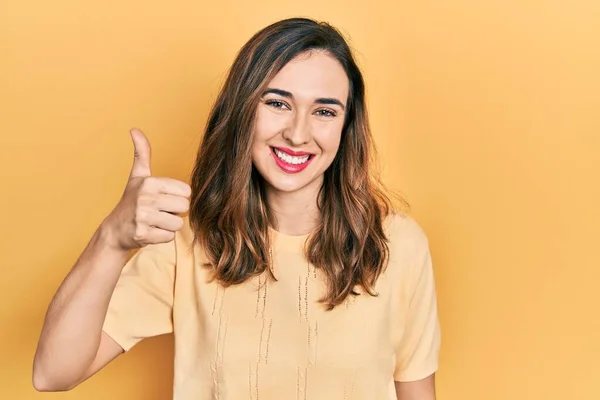 Menina Hispânica Jovem Vestindo Roupas Casuais Sorrindo Feliz Positivo Polegar — Fotografia de Stock