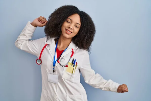 Junge Afroamerikanerin Arztuniform Und Stethoskop Auf Dem Rücken Müde Und — Stockfoto
