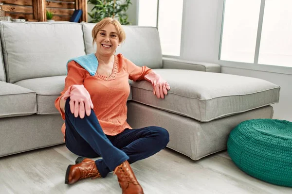 Mujer Limpiadora Mediana Edad Sonriendo Feliz Descansando Sentada Suelo Casa —  Fotos de Stock