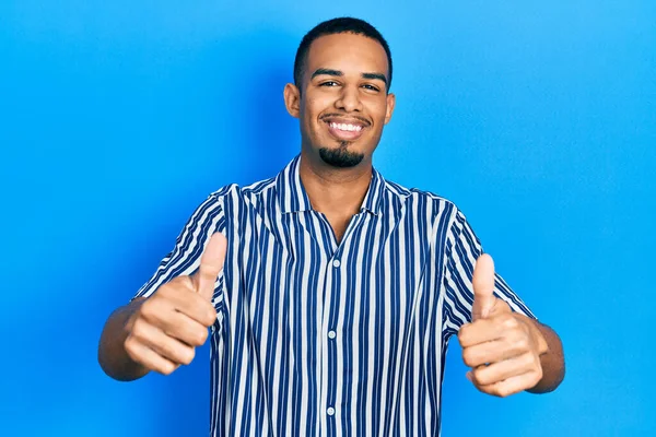 Junger Afrikanisch Amerikanischer Mann Lässiger Kleidung Der Zustimmend Positive Gesten — Stockfoto