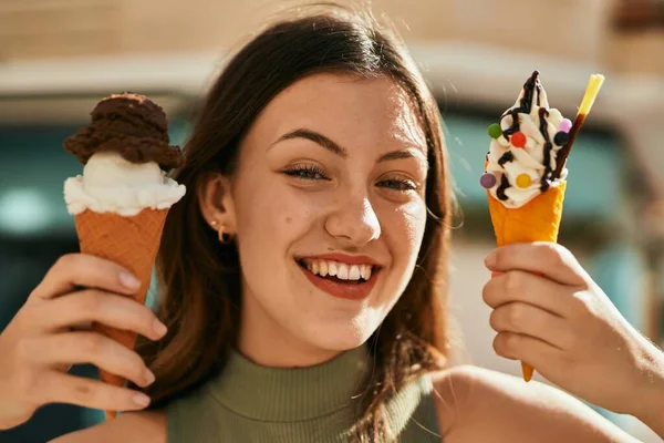 若いですCaucasian女の子笑顔幸せな食べるアイスクリームで街 — ストック写真