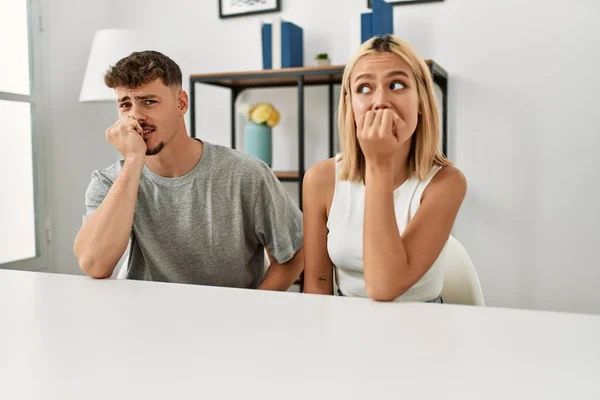 Jong Mooi Paar Dragen Casual Kleding Zitten Tafel Thuis Kijken — Stockfoto