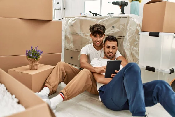 Dos Hombres Hispanos Pareja Sonriendo Confiados Usando Touchpad Nuevo Hogar — Foto de Stock