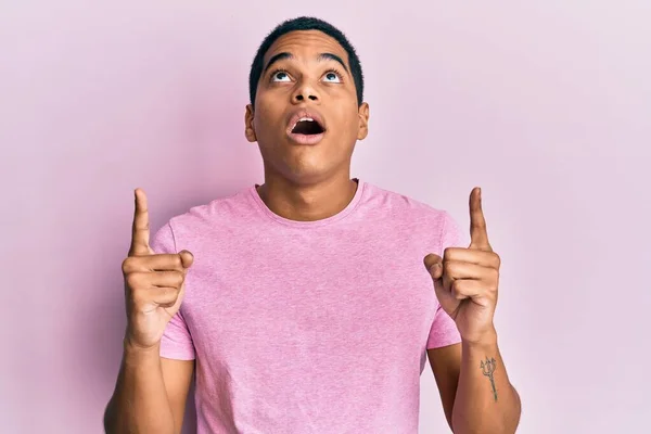 Jovem Bonito Hispânico Homem Vestindo Casual Rosa Shirt Espantado Surpreso — Fotografia de Stock