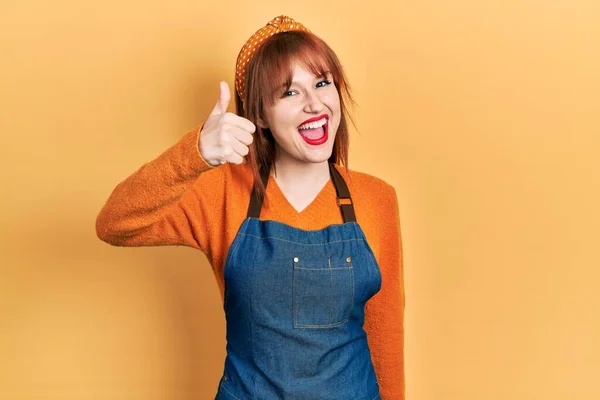 Rödhårig Ung Kvinna Klädd Förkläde Leende Glad Och Positiv Tummen — Stockfoto