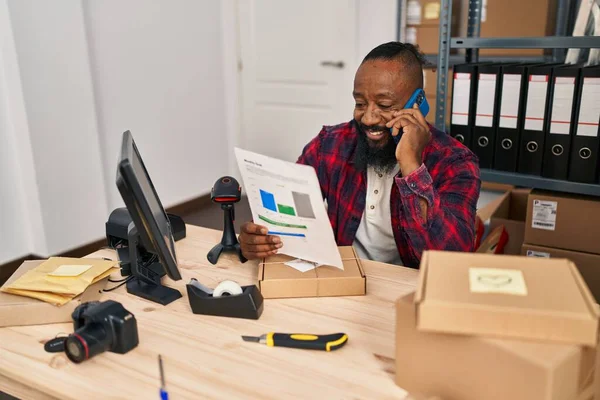 Joven Afroamericano Hombre Comercio Electrónico Trabajador Negocios Hablando Teléfono Inteligente —  Fotos de Stock