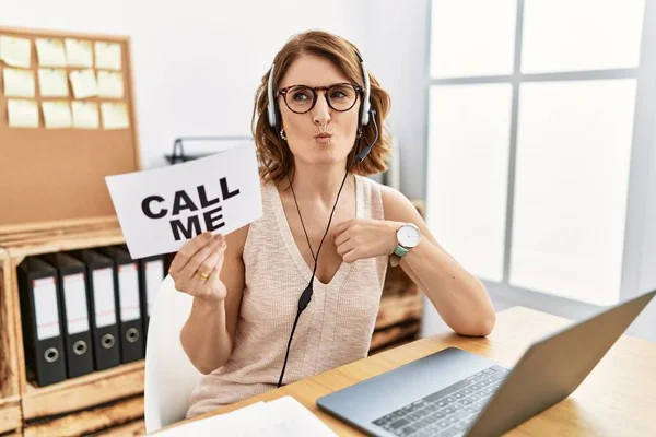 Middle Age Brunette Woman Wearing Operator Headset Holding Call Banner — 图库照片