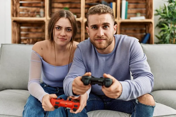 Young Caucasian Couple Concentrated Playing Video Game Home — Stock Photo, Image