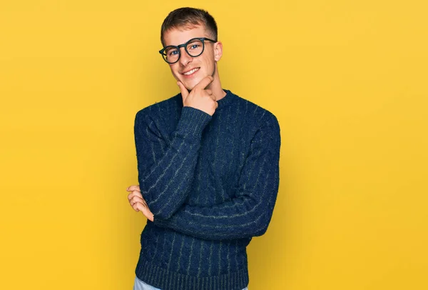 Ung Blond Man Bär Casual Kläder Och Glasögon Ser Säker — Stockfoto