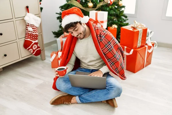 Jovem Hispânico Vestindo Chapéu Natal Usando Laptop Beber Café Casa — Fotografia de Stock