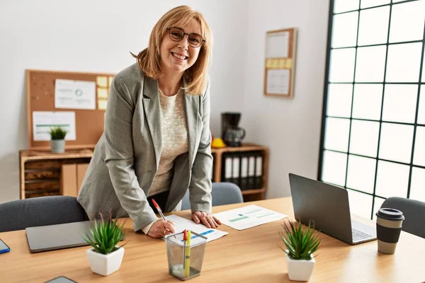 Femme Affaires Moyen Âge Souriant Heureux Travailler Bureau — Photo