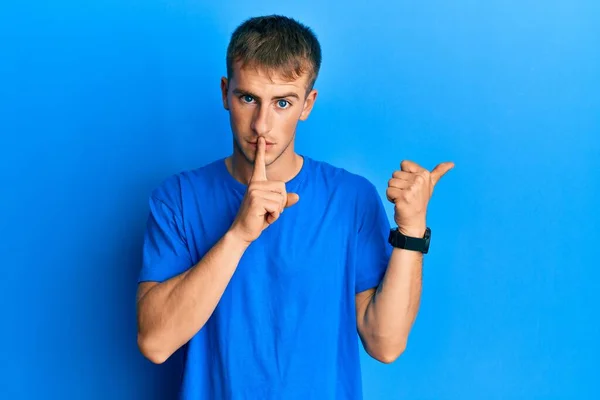 Νεαρός Καυκάσιος Άντρας Που Φοράει Μπλε Μπλουζάκι Ζητώντας Είναι Ήσυχος — Φωτογραφία Αρχείου
