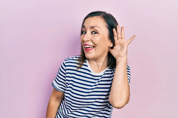 Mujer Hispana Mediana Edad Vistiendo Ropa Casual Sonriendo Con Mano — Foto de Stock