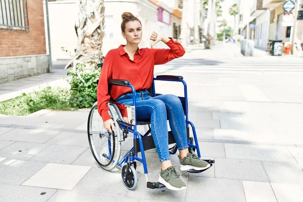 Молодая Брюнетка Сидящая Инвалидной Коляске Открытом Воздухе Сердитым Лицом Негативный — стоковое фото