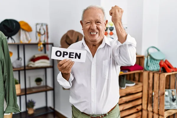 Älterer Mann Mit Transparent Mit Offenem Text Einzelhandelsgeschäft Genervt Und — Stockfoto