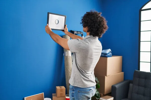 Giovane Uomo Ispanico Appeso Foto Sul Muro Nuova Casa — Foto Stock