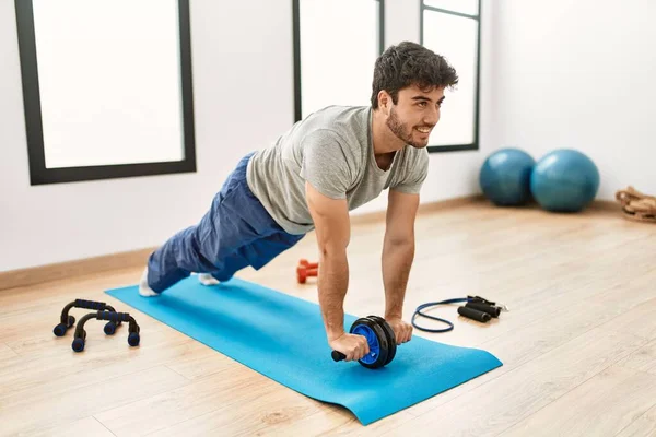 Giovane Ispanico Sportivo Uomo Sorridente Felice Allenamento Centro Sportivo — Foto Stock