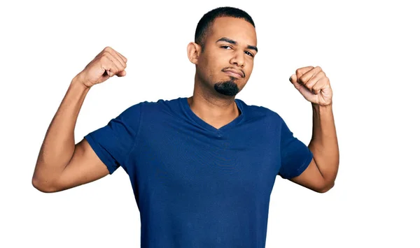 Jovem Afro Americano Vestindo Camiseta Casual Mostrando Músculos Dos Braços — Fotografia de Stock