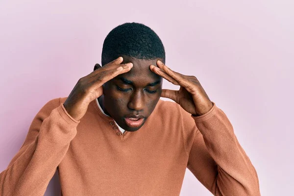 아프리카 미국인 남성은 스트레스때문에 머리에 통증을 느끼기 머리에 평상복을 있습니다 — 스톡 사진