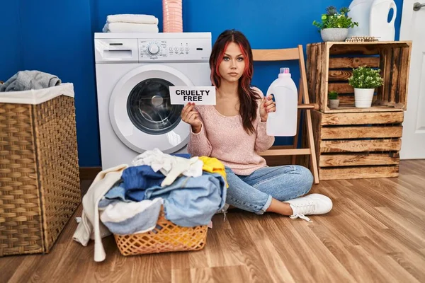 Mulher Caucasiana Jovem Fazendo Lavanderia Segurando Crueldade Garrafa Detergente Livre — Fotografia de Stock