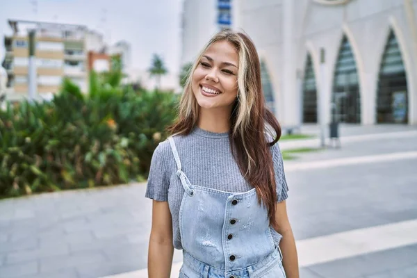Młoda Kaukaska Kobieta Zewnątrz Uśmiechem Twarzy Naturalnym Wyrazem Twarzy Śmiać — Zdjęcie stockowe