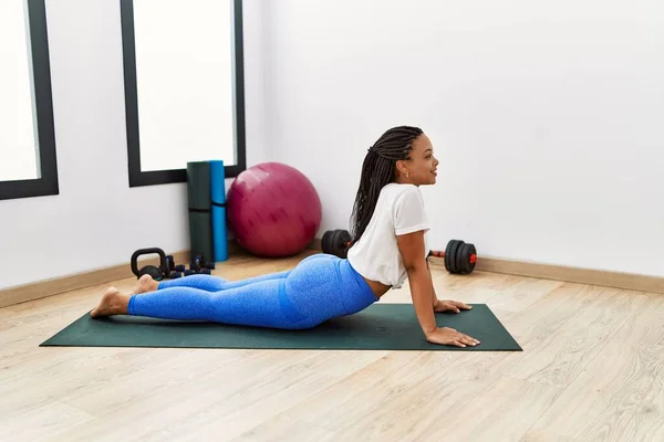 Young African American Woman Smiling Confident Stretching Sport Center — Stock Photo, Image