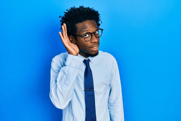 Fiatal Afro Amerikai Férfi Aki Üzleti Ruhát Visel Fültől Fülig — Stock Fotó