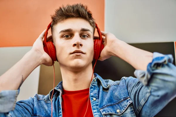 Joven Chico Caucásico Con Auriculares Escuchando Música Apoyada Pared — Foto de Stock