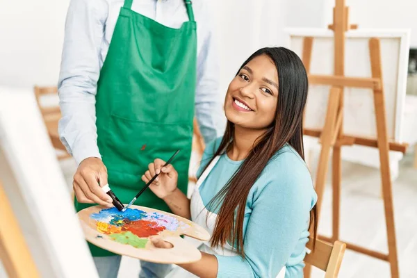 Joven Pareja Pintores Latinos Sonriendo Feliz Pintura Estudio Arte — Foto de Stock