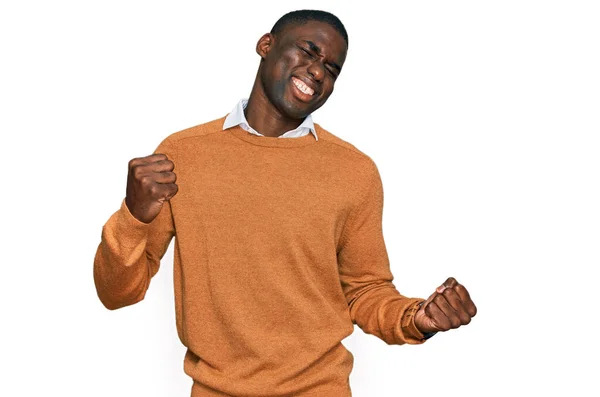 Jonge Afro Amerikaanse Man Casual Kleding Erg Blij Opgewonden Doen — Stockfoto