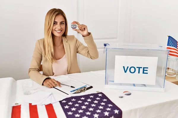 Jovem Político Americano Trabalhador Partido Segurando Crachá Voto Faculdade Eleitoral — Fotografia de Stock